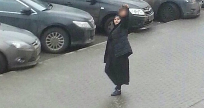 Segurando a cabeça de uma criança, uma mulher muçulmana ameaçou se explodir na Rússia. (Foto: Reprodução/ Instagram/ oleg_smotra)
