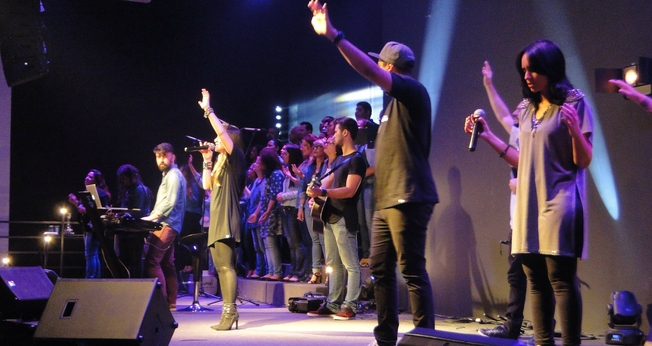 Cada músico que está tocando sobre o altar é um ministro de Deus levando a igreja à adoração (Foto: Guiame/ Mariana Ebenau)