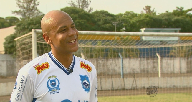 O Zagueiro Alex Silva atualmente está jogando pelo Rio Claro, na disputa pelo Campeonato Paulista (Imagem: Reprodução / GloboEsporte)