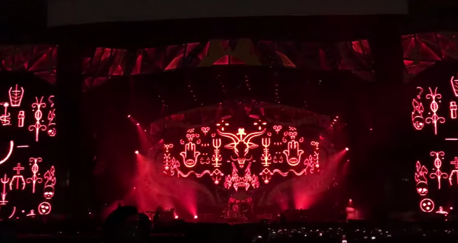 A música “Sympathy for the Devil” foi apresentada aos fãs brasileiros com efeitos visuais repletos de simbologias demoníacas. (Foto: Reprodução/Youtube)