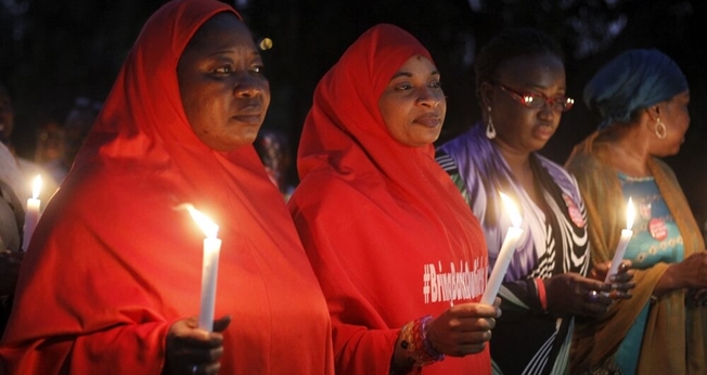 Mulheres nigerianas participam de vigília em janeiro de 2016, para clamar pelo resgate de 200 garotas sequestradas pelo Boko Haram (Foto: Afolabi Sotunde / Reuters)