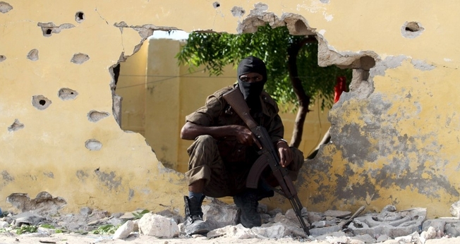 Soldado Somali se posiciona no local onde ocorreu um atentado suicida (Foto: Feisal Omar / Reuters)