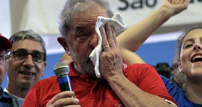 Lula foi alvo do cumprimento de uma órdem de condução coercitiva, que autorizou a entrada da Polícia Federal em diversas propriedades do ex-presidente e o levou a prestar depoimento, na delegacia do Aeroporto de Congonhas. (Foto: Correio Braziliense)