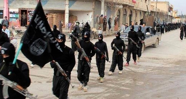 Militantes do Estado Islâmico desfilam nas ruas de Raqqa, na Síria (Foto: AP)