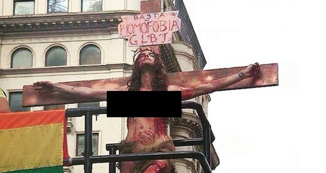 Transexual Viviany Beleboni fez uma atuação durante a parada gay de 2014, na qual aparecia crucificada (Foto: CNBB)