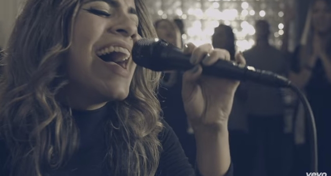 "Música nova! Glória a Deus", celebrou a cantora. (Foto: Reprodução/YouTube)