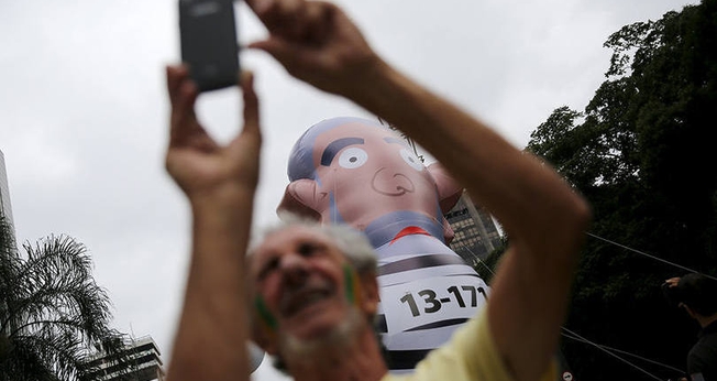 Manifestantes estendem grande faixa, pedindo pelo Impeachment da Presidente Dilma Rousseff
