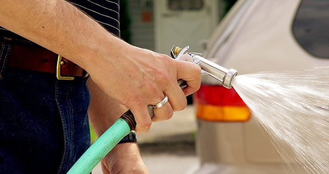 Homem usa água para lavar carro. (Imagem: Pensamento Verde)