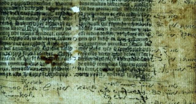 Anotações ocultas se misturam ao texto bíblico em uma Bíblia Latina de 1535. Imagem: Biblioteca Lambeth Palace