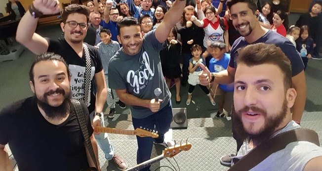 "Estamos muito contentes com as portas se abrindo em várias cidades", diz o líder da banda. (Foto: Reprodução/Facebook)