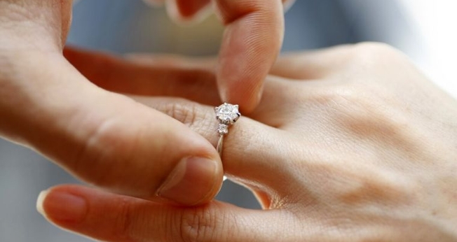 Mais de um terço das pessoas casadas, ou aquelas que declararam estar em uma 'união civil', disseram que estavam "muito satisfeitas" com a sua vida. (Foto: Reuters)