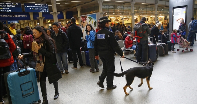 Policial passeia com cão farejador por estação de trem em Bruxelas. (Foto: Reuters)