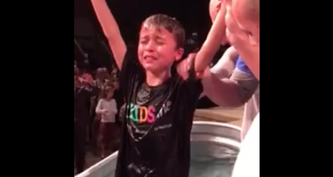 Levi, de apenas 8 anos, levantou suas mãos e começou a orar, em um profundo momento de gratidão a Deus. (Foto: Reprodução/Facebook/Buffie Dumas)