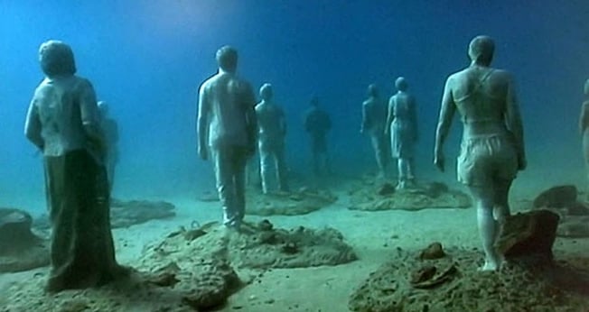 Esculturas representando moradores de ilha espanhola foram expostas no fundo do Atlântico (Foto: BBC)