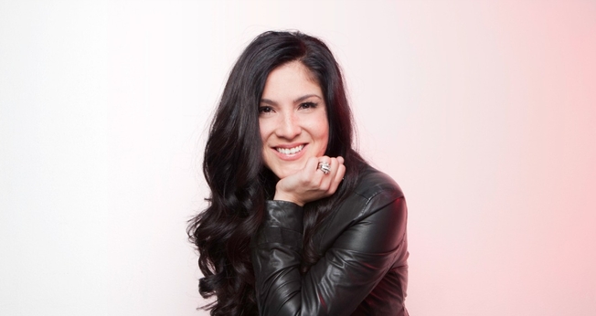 O evento contará com a apresentação ao vivo da cantora juntamente com Nic, seu esposo. (Foto: Divulgação).