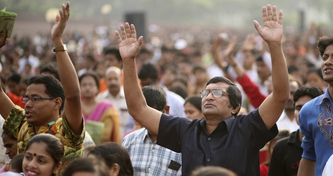 Cristãos oram durante um evento,  em Dhaka, Bangladesh. (Foto: Reuters)