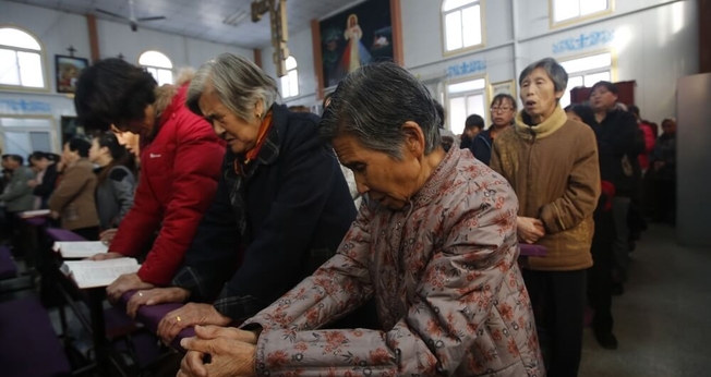 Cristãos celebram missa em uma igreja católica subterrânea na China. (Foto: Reuters)