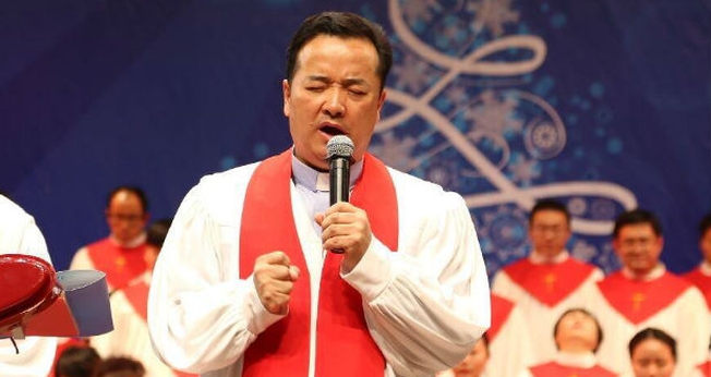 Pastor Gu Yuese liderou a Igreja Chongyi - sancionada pelo Estado e uma das maiores da China - mas foi preso e posteriormente demitido, após protestar contra a remoção de cruzes das igrejas, ordenada pelo Partido Comunista. (Imagem: Facebook)
