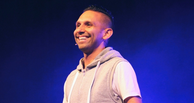 Com seu jeito moderno de se vestir, o pastor Chris declarou que a Hillsong não vem ao Brasil para “atrair fiéis de outras linhas”. (Foto: Divulgação/Hillsong).