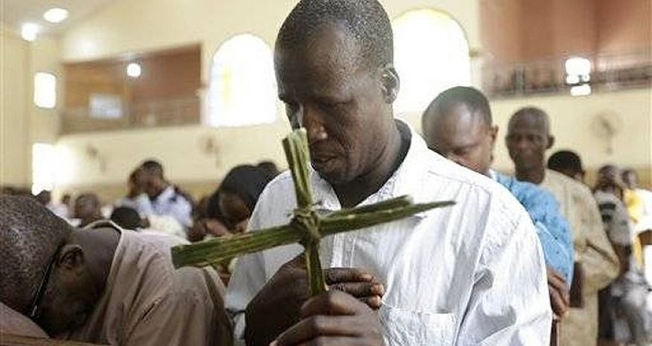 Cristão  participa  de culto em igreja da Nigéria. 