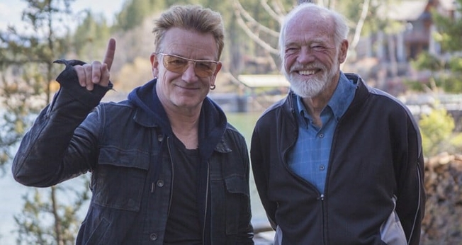 Bono Vox (à esquerda) e Eugene Peterson (à direita) posam para foto durante filmagens do novo projeto. (Foto: Divulgação)