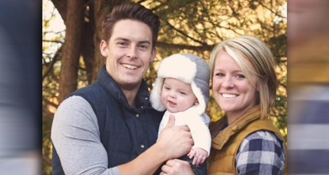 Pastor Davey Blackburn e sua esposa Amanda, com o filho. (Foto: ABC 11)