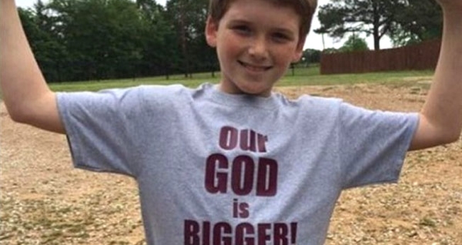 Os pais dos alunos iniciaram uma campanha de camisetas com a frase “Nosso Deus é Maior”, em protesto contra a retirada do versículo do site do colégio. (Foto: Reprodução/Larry Rosenberg)