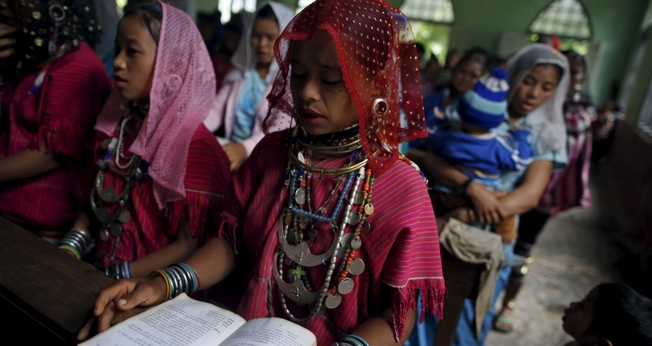 Grupo étnico participa participa de cerimônia cristã em uma igreja de Mianmar. (Foto: Reuters)