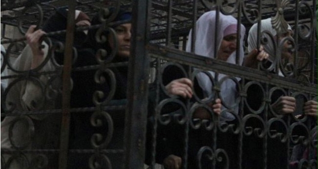 Mulheres são aprisionadas pelo Estado Islâmico em gaiolas, como forma de punição. (Foto: Ah Tribune)