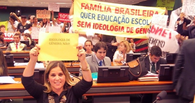 Marisa Lobo (à frente) protesta contra a ideologia de gênero em sessão da Câmara. (Foto: Arquivo Pessoal)