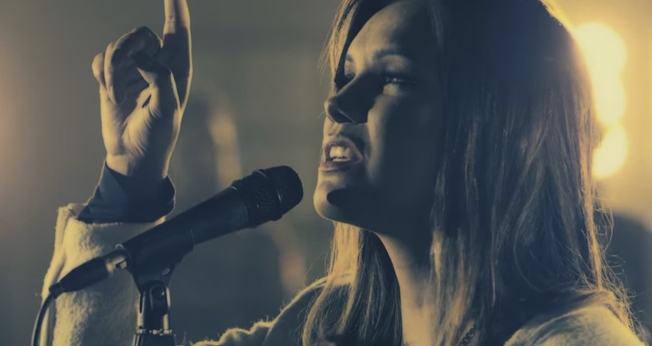 O álbum Paz é o sexto título da cantora que não lançava um álbum de inéditas há quatro anos. (Foto: Reprodução / YouTube).