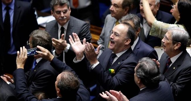 Favoráveis ao impeachment, senadores aplaudem resultado da votação. (Foto: Ueslei Marcelino / Reuters)