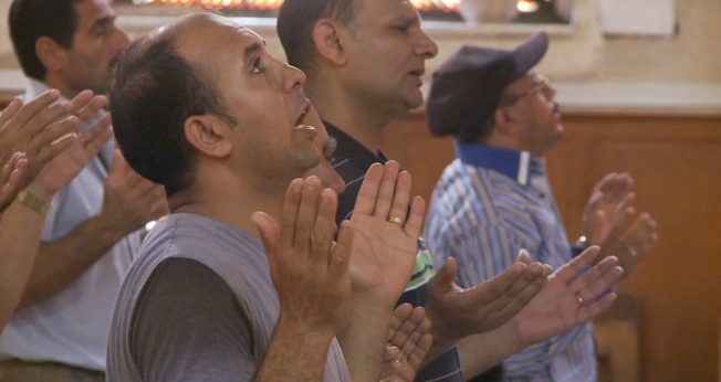 Cristãos participam de culto em igreja no Egito. (Imagem:  captura de tela / CNN)