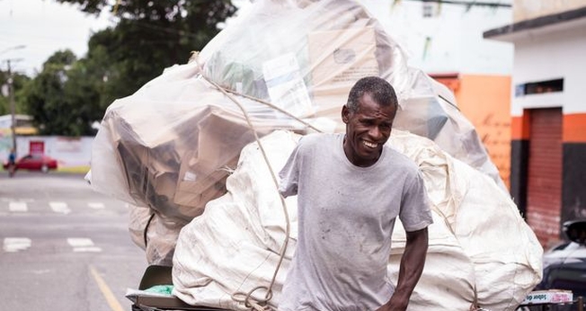Durante a semana, Ezequiel trabalha como catador de lixo para reciclagem. (Foto: Jessica Costa/Folhapress)