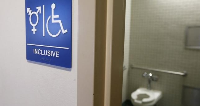 Placa indica acesso a 'banheiro inclusivo' nos Estados Unidos. (Foto: Reuters)