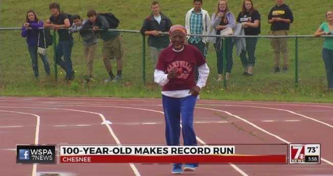 Ella Mae Colbert corre para quebrar o recorde dos 100 metros, no Alabama. (Imagem: WSPA News)