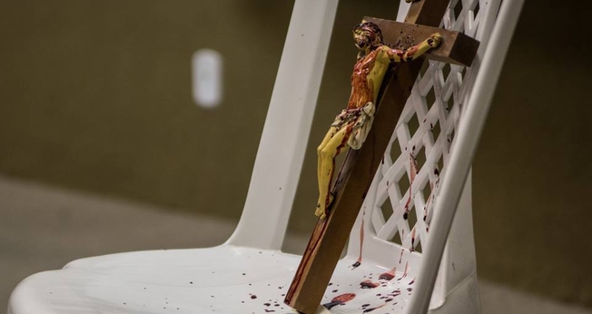 Imagem de Jesus Cristo crucificado, já respingada pelo sangue do ator Ari Areia. (Foto: Junior Ratts)