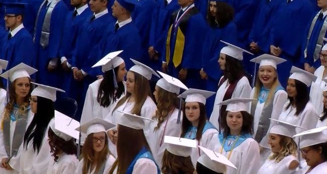 Alunos da escola 'East Liverpool' durante cerimônia de formatura. (Foto: NBC)