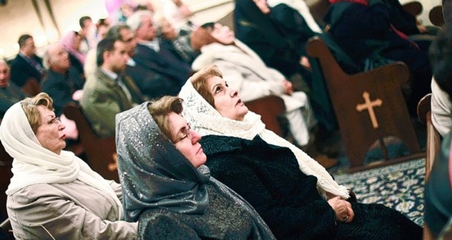 Cristãos participam de culto em igreja iraniana. (Foto: Asia News)