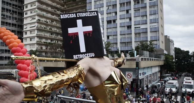 Viviany Beleboni mostra sua fantasia ao público na Avenida Paulista. (Foto: Caio Kenji/G1)