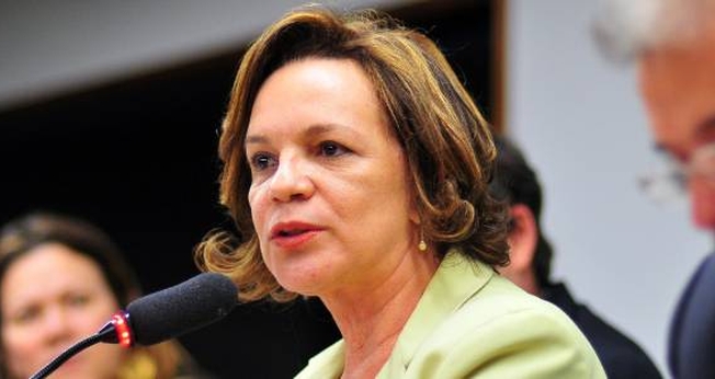 Fátima Lucia Pelaes será oficialmente nomeada pela gestão Temer como a Secretária de Mulheres, mas já participou de um evento ao lado do novo presidente em exercício. (Foto: Pinterest)
