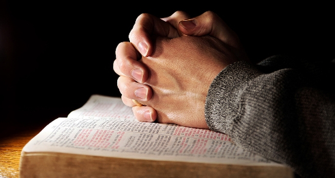 Mãos sobre a Bíblia Sagrada. (Foto: A Biblia)