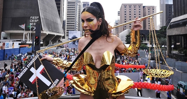 Transexual Viviany Beleboni desfilou na Parada Gay (2016) com uma representação da Bíblia que parece amordaçá-la. (Foto: Cenag)