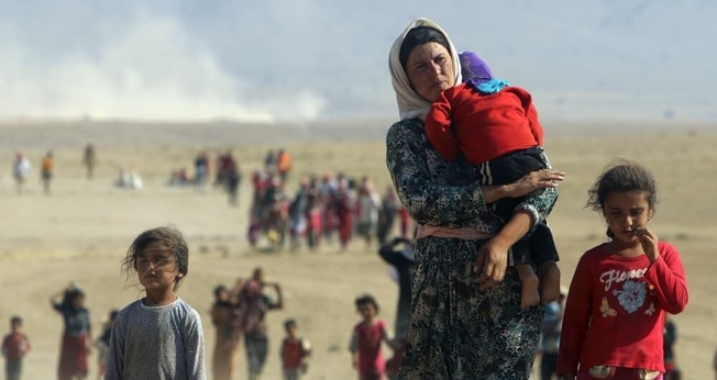 O Estado Islâmico tem invadido cidades e obrigado minorias étnicas e religiosas a fugirem de suas terras / casas. (Foto: Reuters)