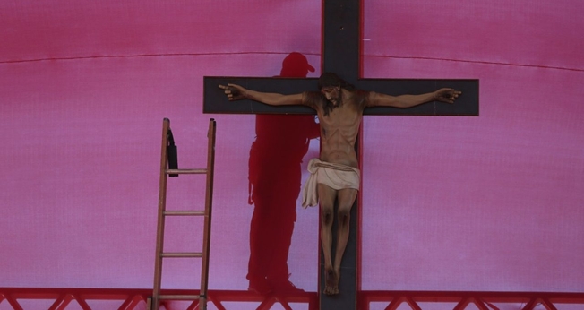 A vítima, que agora tem 18 anos, teria sido amarrada a um crucifixo e teve cruzes pintadas sobre o corpo. (Foto: AP)