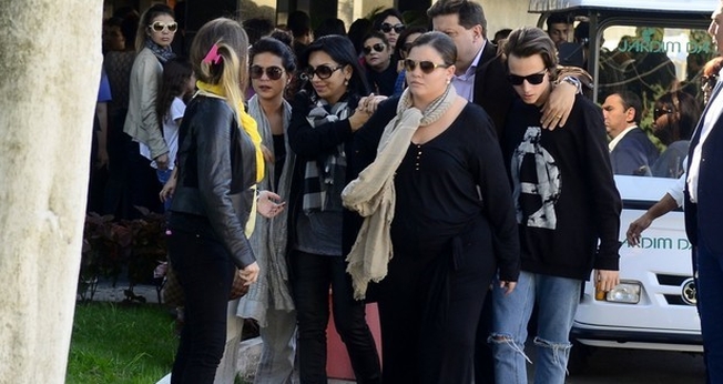 Eyshila, acompanhada pelo marido, pastor Odilon e pelo filho, Lucas Oliveira. (Foto: Ego)