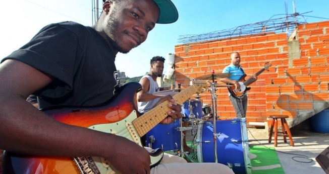 Vinicius Coelho - ou “Vini King”, como também é chamado fazendo referência a BB King, é um jovem tímido, mas muito habilidoso com a guitarra. (Foto: Estadão).