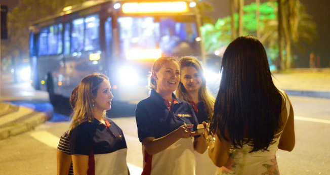 Andressa Urach evangelizando prostitutas, travestis e moradores de rua. (Foto: Allan Andrade)