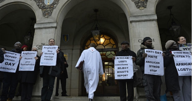Ativistas protestam em frente a Igreja da Inglaterra. (Foto: Reuters)