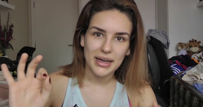 A youtuber se referiu a Deus com um grande número de palavrões. (Foto: Reprodução/YouTube)